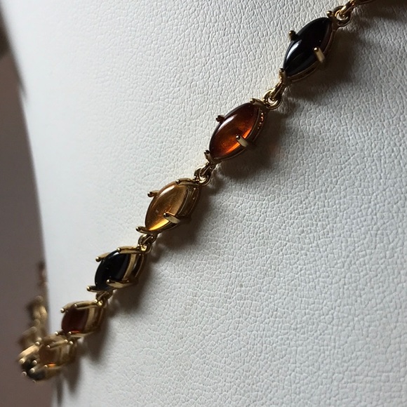 Avon necklace in gold tone, fold over clasp, 16 in length, stones multicolor - Picture 3 of 10